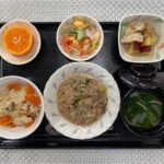 2月20日火曜日　きょうのお昼ごはんは、100歳お祝い五目おこわ・挽肉とチンゲン菜のとろみ炒め・たまごサラダ・がんもの煮物・スープ・果物でした。