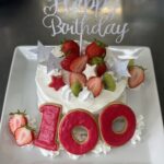 2月20日火曜日　きょうのおやつは、１００歳お祝いケーキでした。