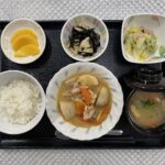 2月21日水曜日　きょうのお昼ごはんは、鶏肉と里芋の煮物・りんごとひじきのサラダ・中華風お浸し・みそ汁・果物でした。