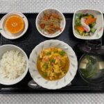 2月22日水曜日　きょうのお昼ごはんは、かに玉・和え物・きんぴら・みそ汁・果物でした。