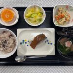 2月23日金曜日　きょうのお昼ごはんは、お赤飯・鰆のふきみそ焼き・炒りおから・ゆず浸し・お吸い物・果物でした。