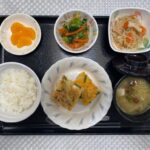 ２月28日水曜日　きょうのお昼ごはんは、鶏そぼろとじゃがいもの和風オムレツ・青菜和え・切り干し煮・みそ汁・果物でした。