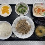 3月15日金曜日　きょうのお昼ごはんは、豚肉ときのこの炒め物・青菜和え・含め煮・みそ汁・くだものでした。