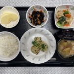 3月14日木曜日　きょうのお昼ごはんは、にらマヨつくね・切り干し煮・ひじきと人参のサラダ・みそ汁・果物でした。