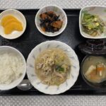 3月26日火曜日　きょうのお昼ごはんは、豚肉のごまみそミルク煮・和え物・ひじき炒め・みそ汁・果物でした。