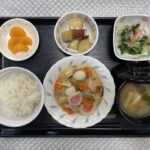 3月1日金曜日　きょうのお昼ごはんは、八宝菜・甘酢和え・さつまいも煮・みそ汁・果物でした。