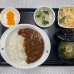 3月6日水曜日　きょうのお昼ごはんは、ハヤシライス・スパゲッティサラダ・生姜和え・みそ汁・果物でした。