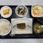 3月7日木曜日　きょうのお昼ごはんは、鯖のカレー風味焼き・ポテトサラダ・わかめの和え物・みそ汁・果物でした。