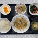 3月8日金曜日　きょうのお昼ごはんは、鶏肉と白菜のとろみ炒め・ひじき煮・梅ごぼうとふきのとうの天ぷら・みそ汁・くだものでした。