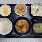 3月22日金曜日　きょうのお昼ごはんは、肉だんごのケチャップ煮・甘ずっぱおさつサラダ・浅漬け・みそ汁・くだものでした。