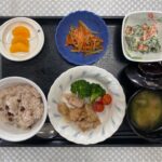 3月23日土曜日　卒園お祝いお赤飯・鶏肉の香草焼き・白和え・きんぴら・お吸い物・くだものでした。