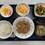 3月4日月曜日　きょうのお昼ごはんは、根菜のそぼろ煮・ツナ卵焼き・春菊のお浸し・みそ汁　果物でした。