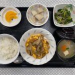 4月9日火曜日　きょうのお昼ごはんは、オムレツのきのこソース・青菜の旨味和え・煮ころがし・みそ汁・くだものでした。