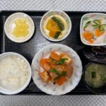 4月13日土曜日　きょうのお昼ごはんは、ソーセージと厚揚げのケチャップ炒め・かぼちゃミルク煮・浅漬け・みそ汁・くだものでした。