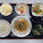 4月25日木曜日　きょうのお昼ごはんは、挽肉と春雨の中華炒め・コンビーフポテト・青菜和え・みそ汁・くだものでした。