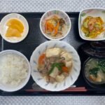 4月1日月曜日　きょうのお昼ごはんは、肉豆腐　もずく和え・かぼちゃサラダ・みそ汁・果物でした。