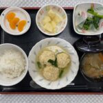 4月3日水曜日　きょうのお昼ごはんは、鶏キャベツだんご・じゃがバター・生姜和え・みそ汁・果物でした。