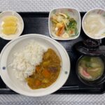 4月6日土曜日　きょうのお昼ごはんは、おさつと挽肉のカレー・卵サラダ・レモン大根・スープ・くだものでした。