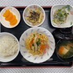 4月12日金曜日きょうのお昼ごはんは、親子煮・具だくさんおろし・おさつきんぴら・みそ汁・くだものでした。