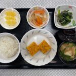 4月18日木曜日　きょうのお昼ごはんは、カラフル卵焼き・ツナと大根の煮物・ごま和え・みそ汁・くだものでした。