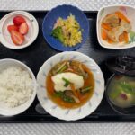 4月22日月曜日　きょうのお昼ごはんは、落とし卵の野菜あんかけ・ハムと白菜のカレー和え・煮物・みそ汁・くだものでした。