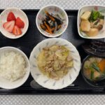 4月23日火曜日　きょうのお昼ごはんは、豚肉とはちみつの生姜焼き・ひじき和え・お浸し・みそ汁・くだものでした。