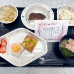 4月29日月曜日・昭和の日　きょうのお昼ごはんは、花むすび・鰆のふきみそ焼き・おからサラダ・お浸し・お吸い物・くだものでした。