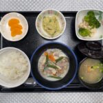 4月17日水曜日　きょうのお昼ごはんは、豆乳煮・おさつサラダ・花野菜のおかか和え・みそ汁・くだものでした。