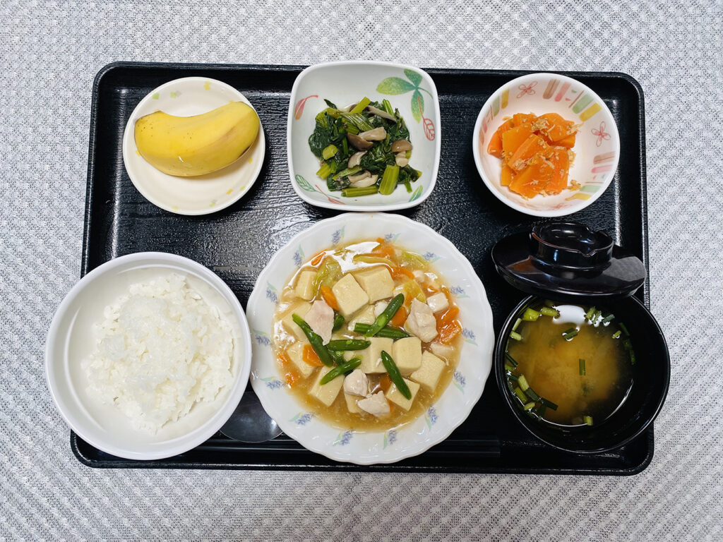 5月22日水曜日　今日のお昼ごはんは、高野豆腐のとろとろ煮・きのこと青菜の炒め物・ツナ人参・みそ汁・くだものでした。