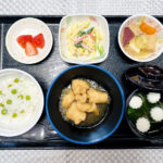 5月4日土曜日　きょうのお昼ごはんは、グリーンピースご飯・鶏肉の揚げ煮・サラダ・含め煮・お吸い物・くだものでした。