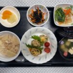 5月3日金曜日　きょうのお昼ごはんは、筍ごはん・ニラマヨつくね・切り干し煮・ひじきと人参のサラダ・お吸い物・くだものでした。