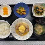 5月7日火曜日　きょうのお昼ごはんは、チキン南蛮風・ピーマンとちくわのカレーきんぴら・わかめ和え・みそ汁・くだものでした。