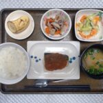 5月9日木曜日　きょうのお昼ごはんは、鯖の新玉ねぎ風味・高野豆腐の含め煮・サラダ・みそ汁・くだものでした。