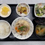 5月27日月曜日　きょうのお昼ごはんは、たっぷり野菜の炒り豆腐・焼きのり和え・大学芋煮・みそ汁・くだものでした。