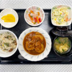 5月6日月曜日　きょうのお昼ごはんは、山菜おこわ・煮込みハンバーグ・スパゲッティサラダ・和風マリネ・スープ・くだものでした。