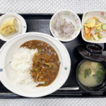 5月13日月曜日　きょうのお昼ごはんは、ハヤシライス・たまごサラダ・ゆかり大根・みそ汁・くだものでした。