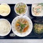 5月15日水曜日　きょうのお昼ごはんは、筑前煮・きゅうりとかにたまの梅しょうゆ和え・白和え・みそ汁・くだものでした。