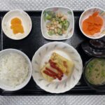 5月20日月曜日　きょうのお昼ごはんは、春キャベツと新じゃがのオムレツ・お豆とキュウリのごまマヨサラダ・人参の薄甘露煮・みそ汁・くだものでした。