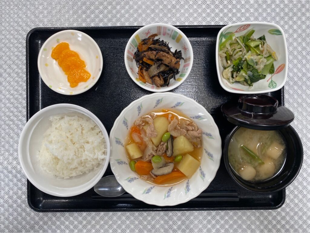 5月23日木曜日　きょうのお昼ごはんは、肉じゃが・青菜の旨味和え・ひじき炒め・みそ汁・くだものでした。