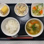 5月31日金曜日　きょうのお昼ごはんは、肉だんごのカレースープ煮・ツナマヨおじゃが・和え物・くだものでした。