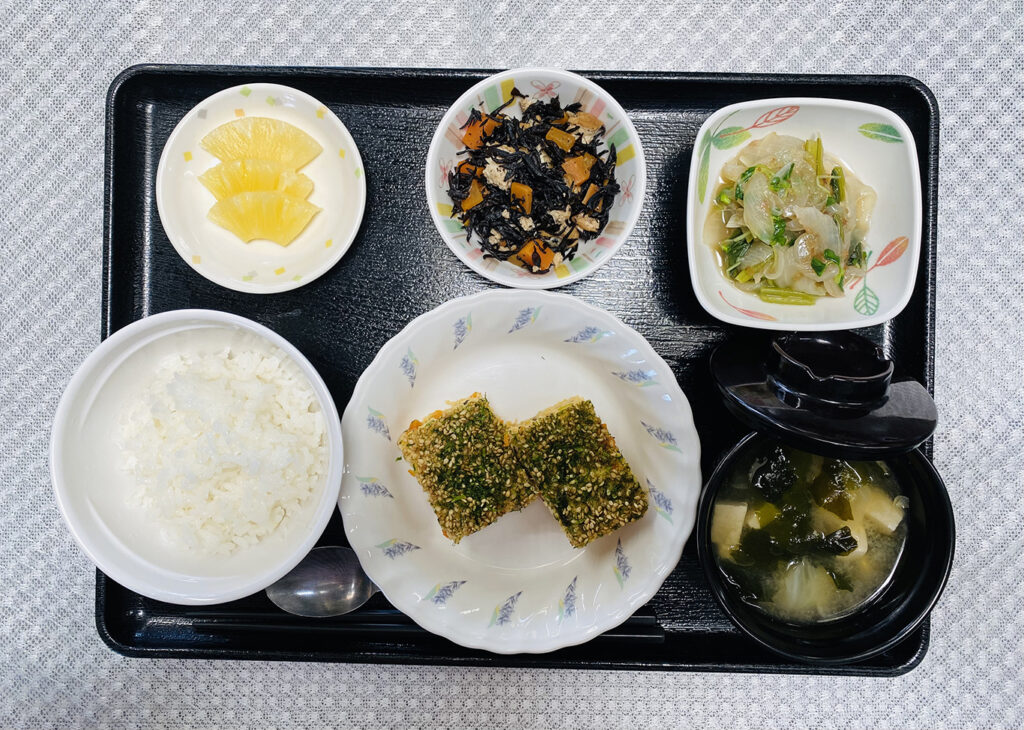 6月5日水曜日　きょうのお昼ごはんは、松風焼き・新玉ねぎのサラダ・含め煮・みそ汁・くだものでした。