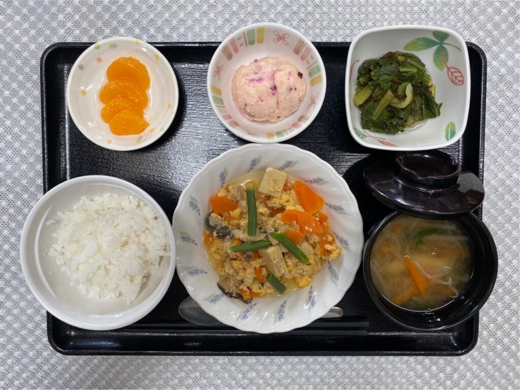 6月4日火曜日　きょうのお昼ごはんは、ツナと高野豆腐の卵とじ・もずく和え・しば漬けポテト・みそ汁・くだものでした。