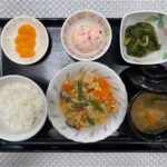 6月4日火曜日　きょうのお昼ごはんは、ツナと高野豆腐の卵とじ・もずく和え・しば漬けポテト・みそ汁・くだものでした。