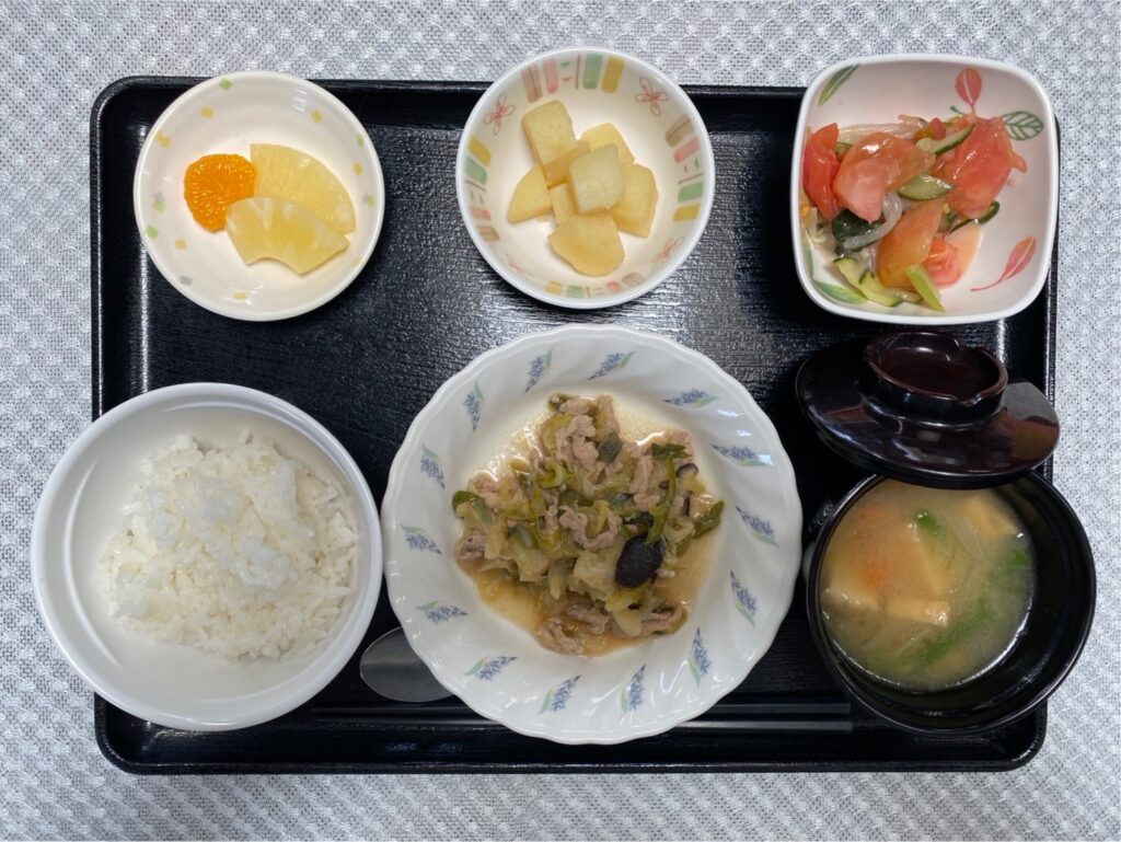 6月11日火曜日　きょうのお昼ごはんは、回鍋肉・トマトサラダ・コンソメポテト・スープ・くだものでした。