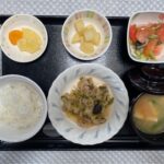 6月11日火曜日　きょうのお昼ごはんは、回鍋肉・トマトサラダ・コンソメポテト・スープ・くだものでした。