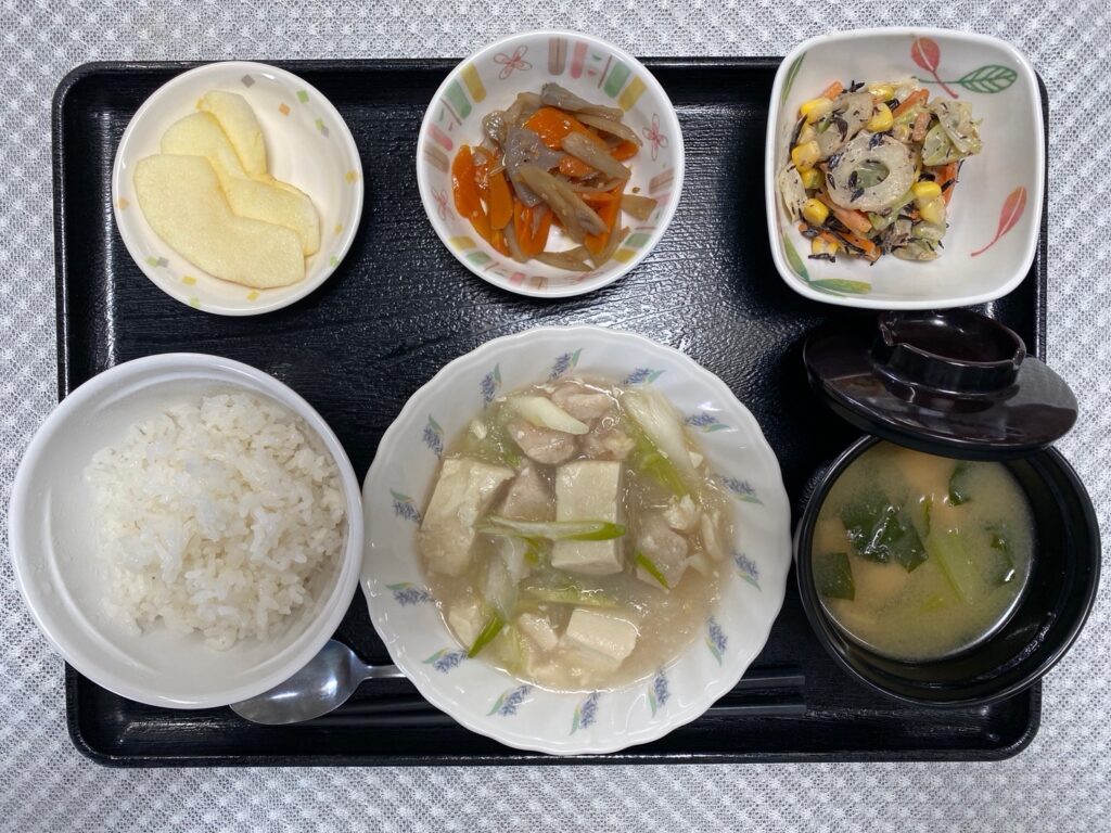 6月17日月曜日　きょうのお昼ごはんは、鶏肉と豆腐のみぞれ煮・根菜きんぴら・ひじきとちくわの和え物・みそ汁・くだものでした。