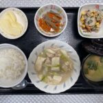 6月17日月曜日　きょうのお昼ごはんは、鶏肉と豆腐のみぞれ煮・根菜きんぴら・ひじきとちくわの和え物・みそ汁・くだものでした。