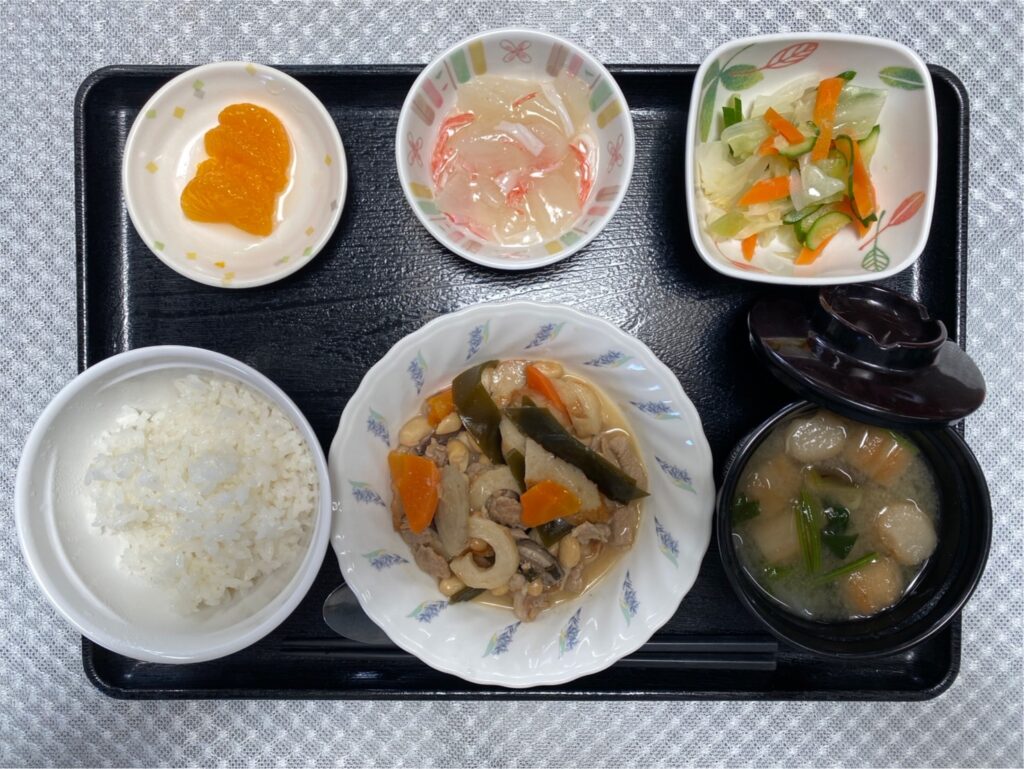6月3日月曜日　きょうのお昼ごはんは、大豆五目煮・生姜和え・大根のくずあん・みそ汁・くだものでした。