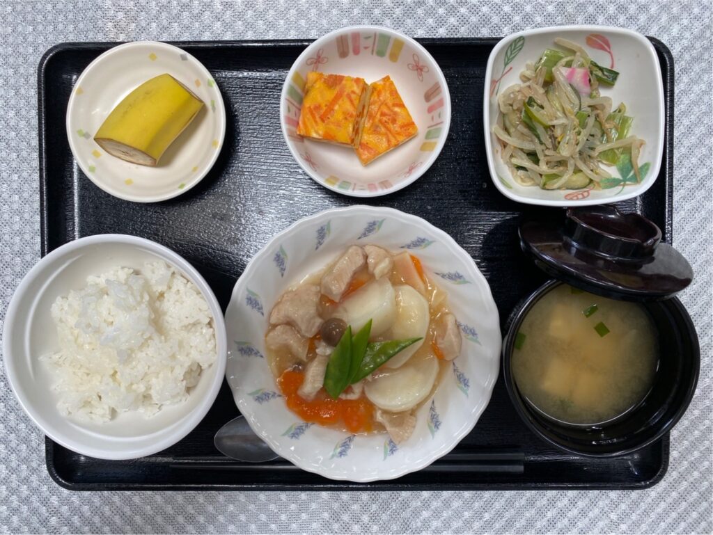 6月6日木曜日　きょうのお昼ごはんは、鶏肉の治部煮・青菜和え・人参の卵焼き・みそ汁・くだものでした。