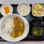 6月18日火曜日　きょうのお昼ごはんは、カレーライス・マカロニサラダ・レモン大根・スープ・くだものでした。